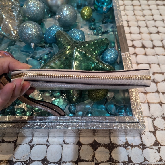 COACH wallet with removable Wristlet strap - Picture 4 of 8